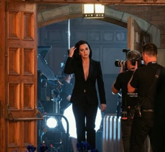 Katy Perry Watch It Burn music video (photo 2 of 2)