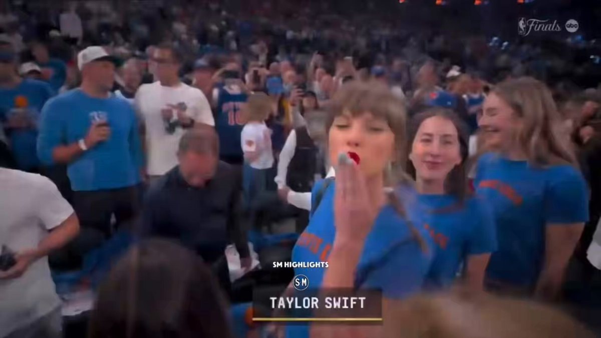 Taylor Swift Knicks game kiss ❤️