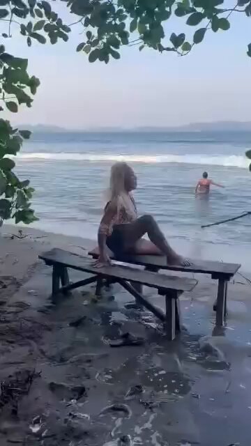 Britney Spears cousin beach moment