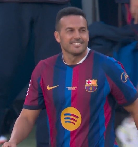 Pedro honored by Barcelona at Camp Nou (photo 2 of 2)