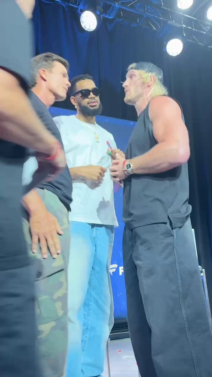 Tom Brady slaps Logan Paul Tom Brady slaps Logan Paul