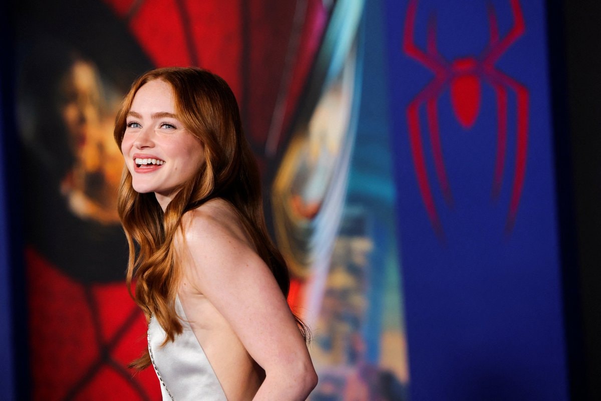 Glamorous red carpet moment (photo 4 of 4)