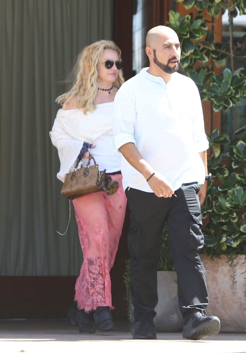 Britney Spears Malibu summer style (photo 3 of 4)
