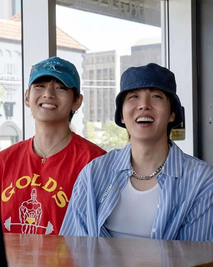 taehyung excited moment (photo 3 of 4)
