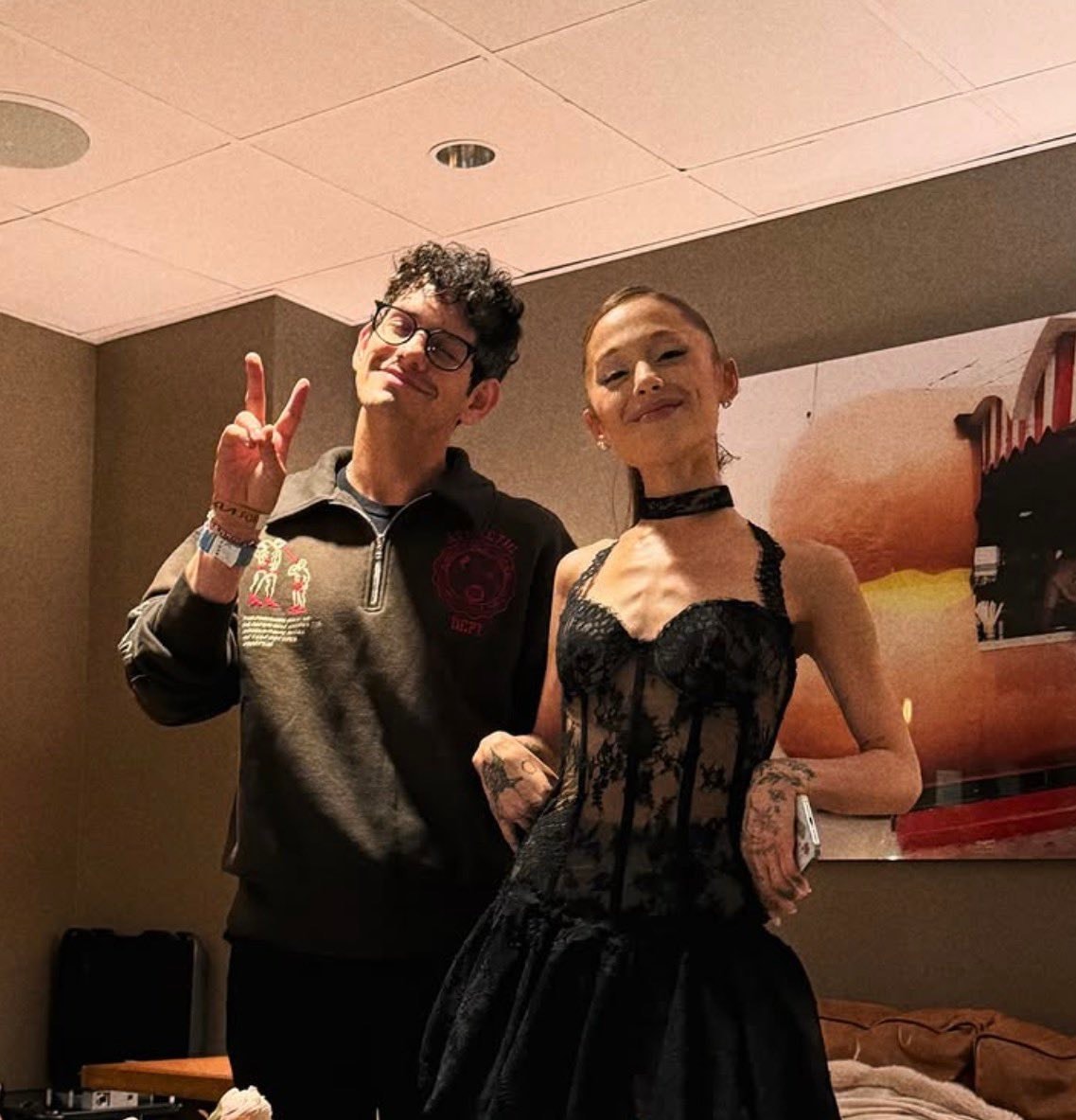 Elizabeth Gillies Ariana Grande embrace (photo 2 of 2)