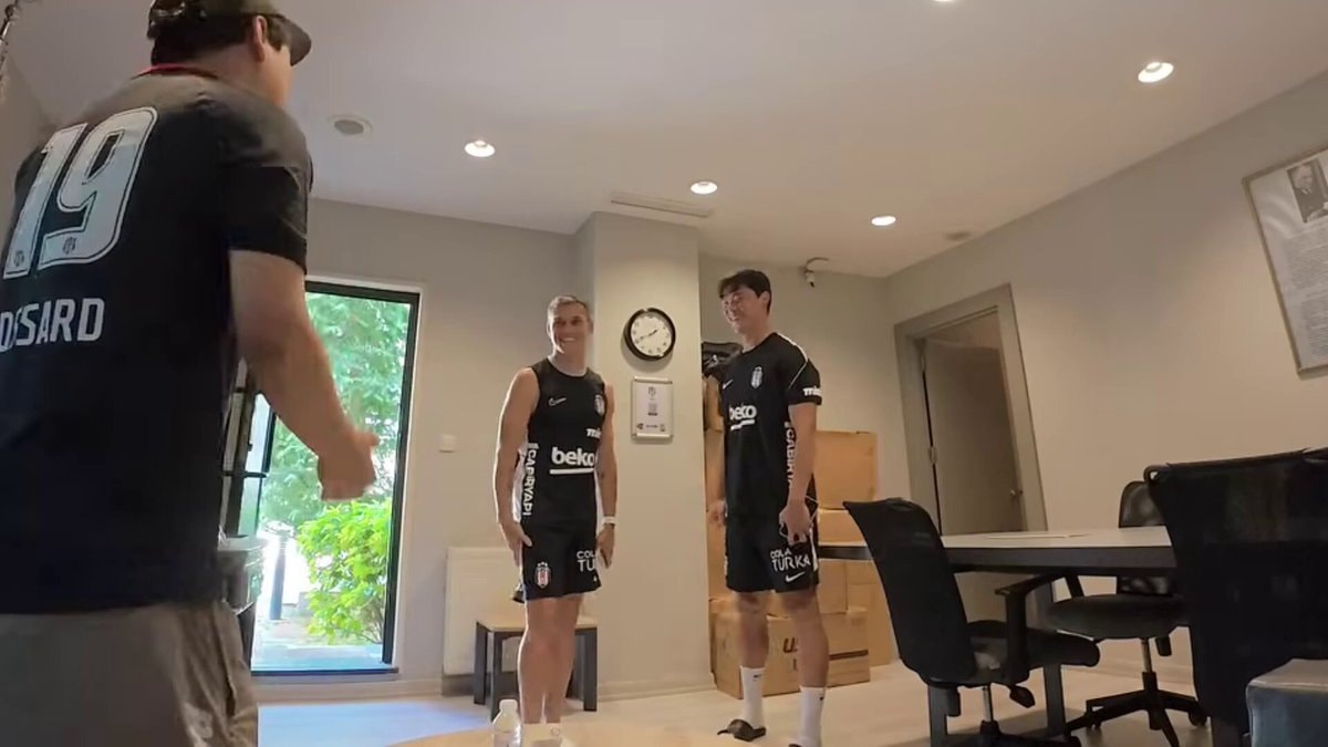 South Korean YouTuber meets Leandro Trossard at Beşiktaş