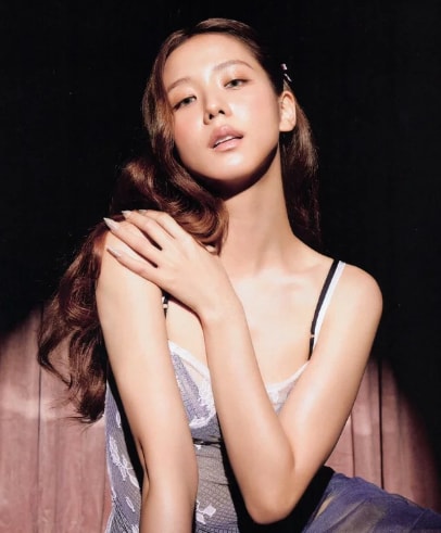 Lisa and Jisoo new singles (photo 2 of 2)