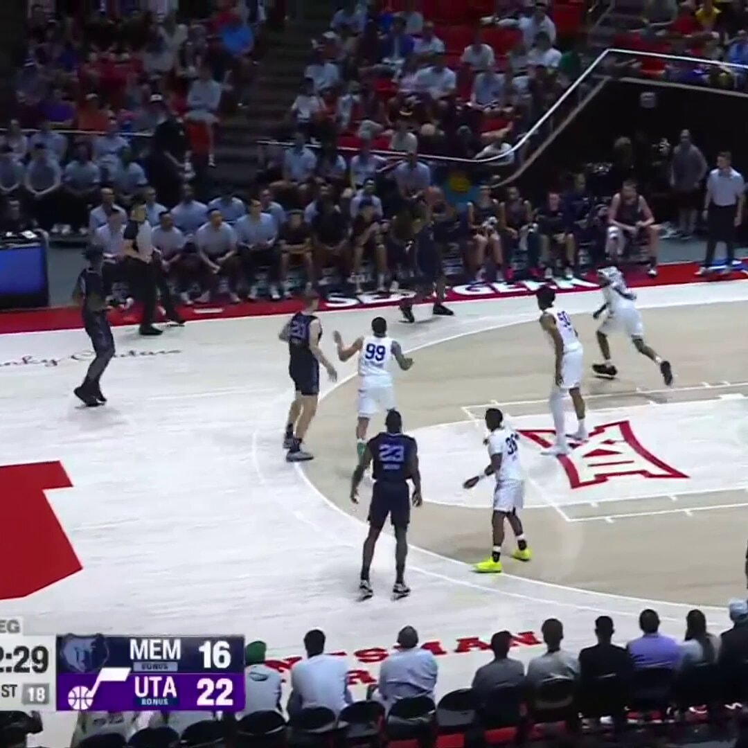 Cam Boozer offensive rebound and score