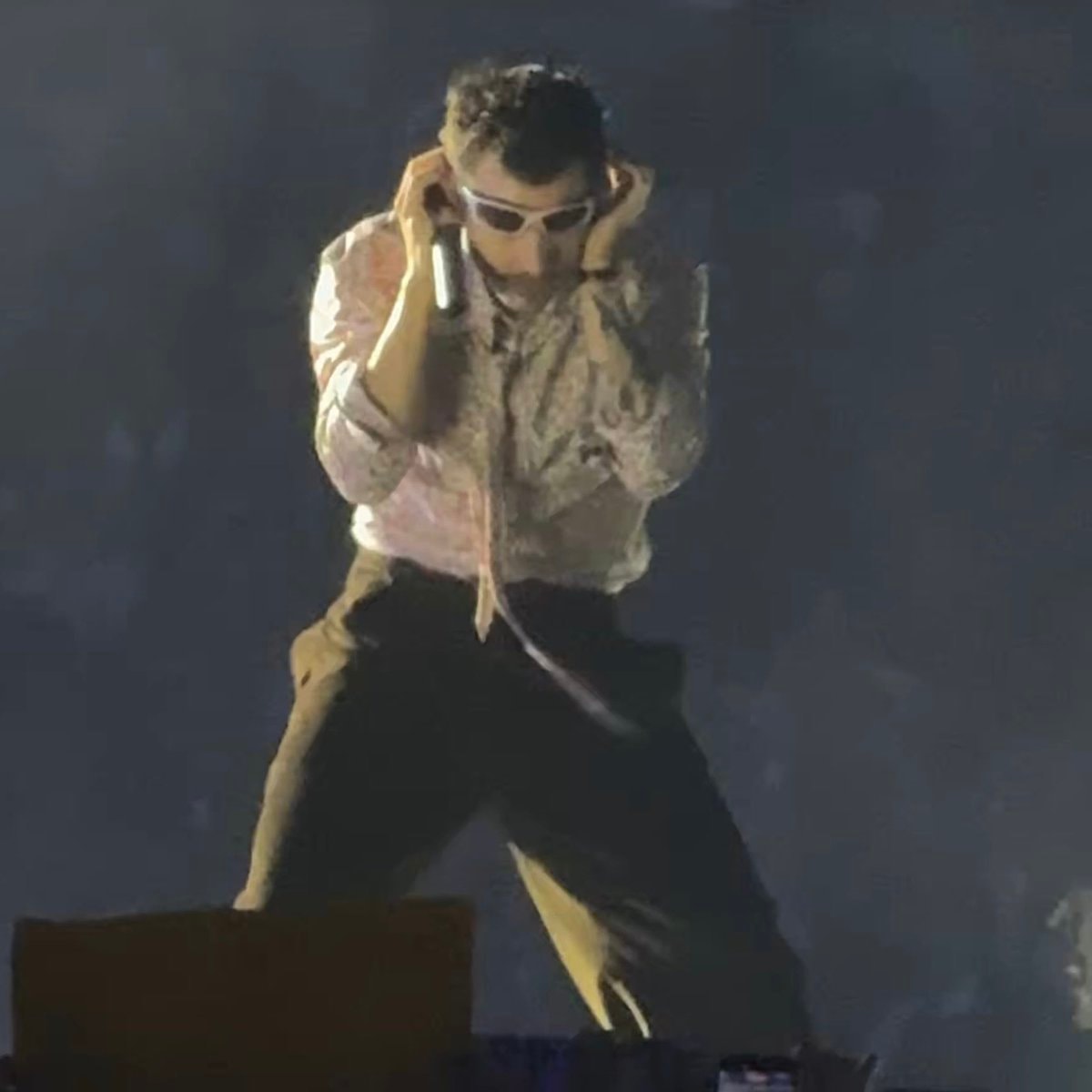 Harry Styles recreates album cover at London tour