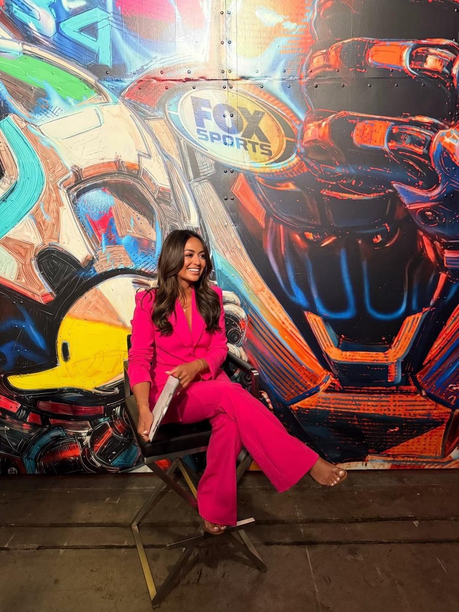 Jules Breach Fox Sports stadium pink outfit (photo 2 of 4)
