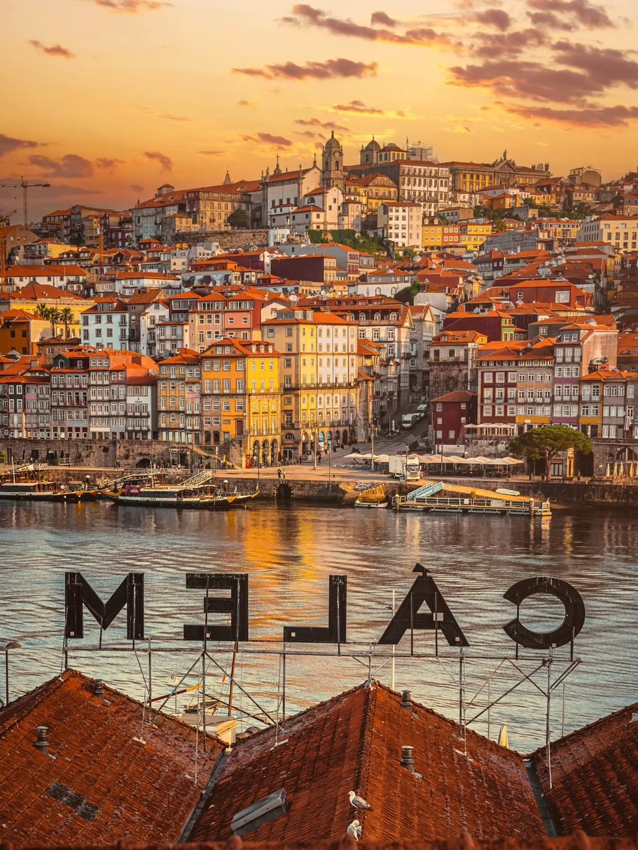 Porto Portugal street scene (photo 3 of 4)
