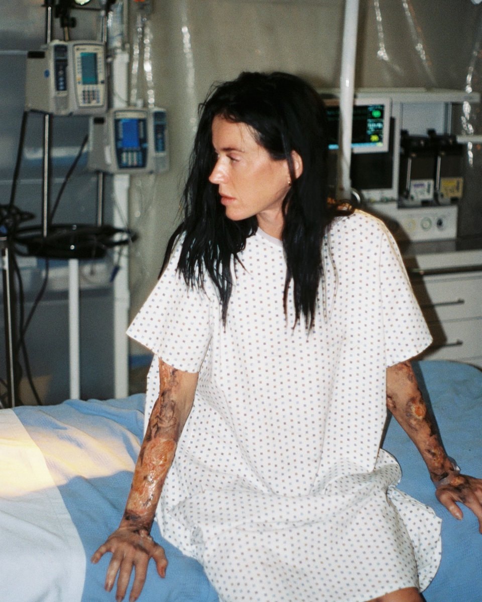 Katy Perry Watch It Burn music video photos (photo 2 of 4)