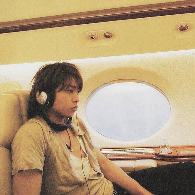 sakurai eating an oyster (photo 2 of 4)