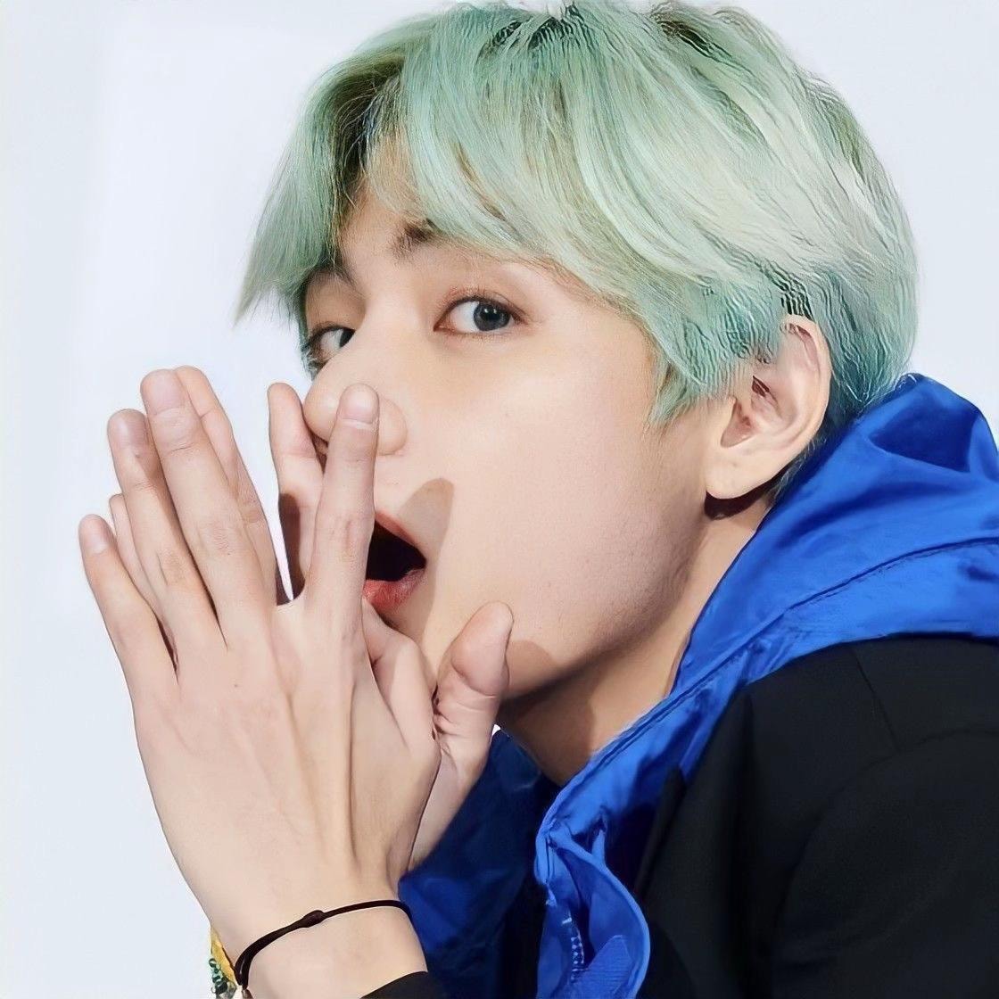 Kim Taehyung playful (photo 3 of 4)