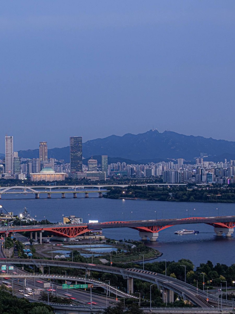 Yeouido Seoul night skyline (photo 2 of 4)