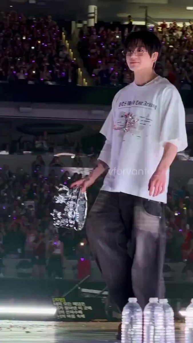 Jungkook gift fan at SoFi Stadium
