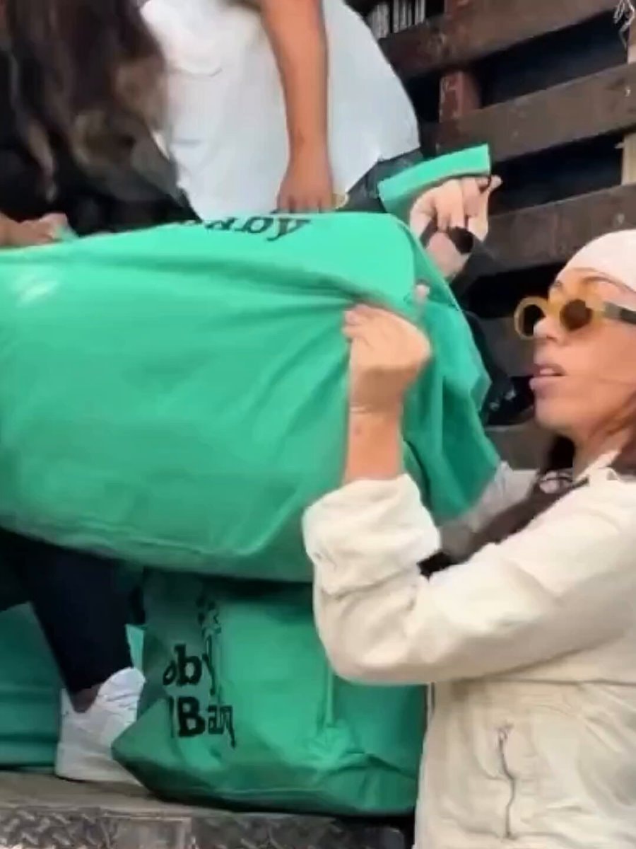 Kali Uchis Pereira donations
