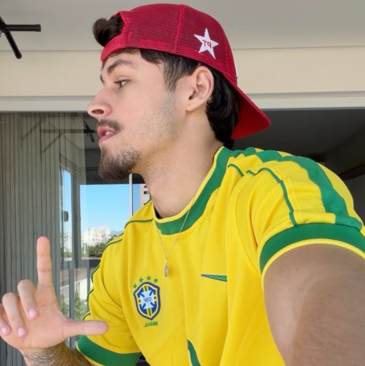 Alex Mendes Brazil jersey L gesture