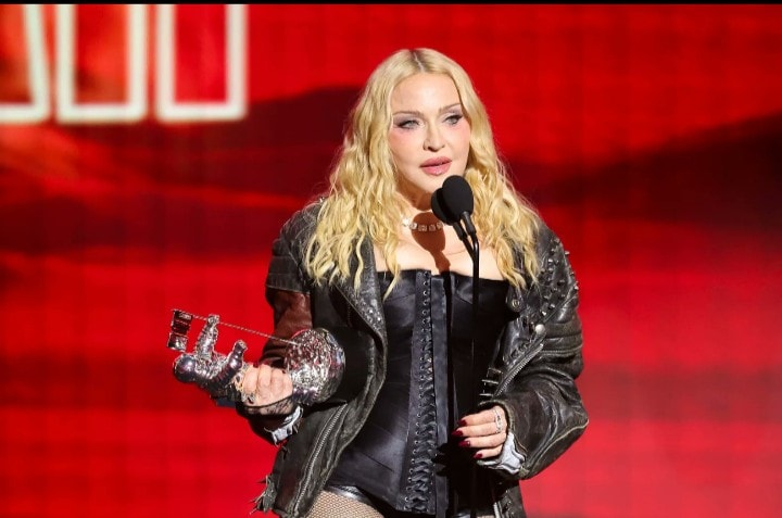 LISA MTV award moment (photo 3 of 4)