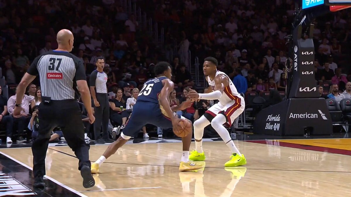 Trey Murphy dunk over Giannis and Bam