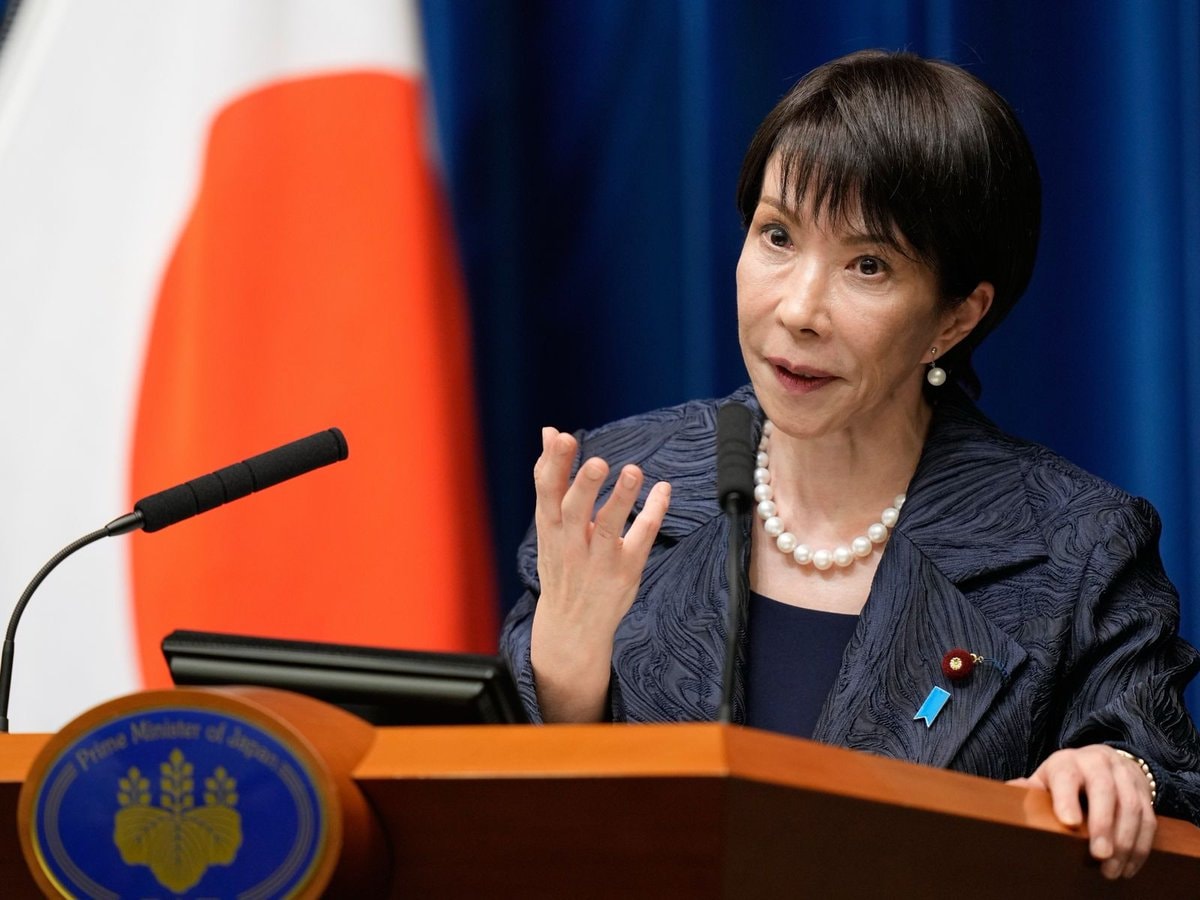 Putin visits disputed Kuril islands (photo 2 of 3)