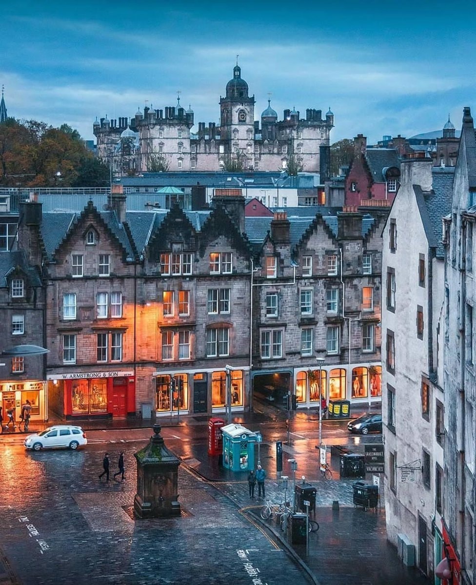Edinburgh Scotland street scene (photo 2 of 3)