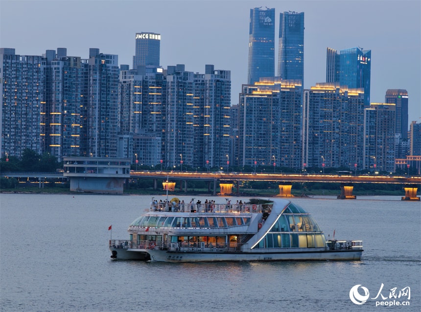 Ganjiang River night cruise Hongjiaozhou (photo 3 of 4)
