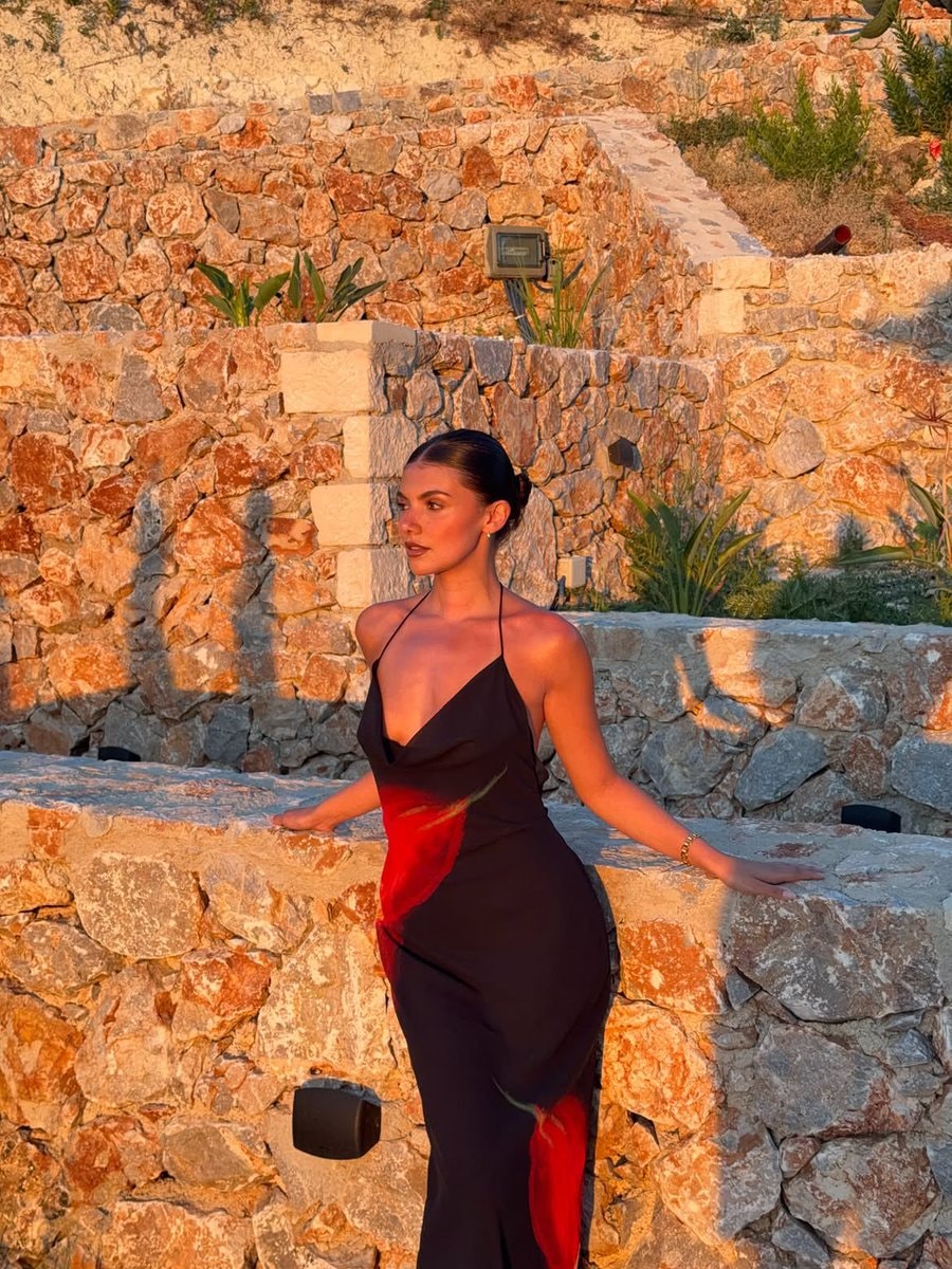 Samie Elishi stunning (photo 3 of 4)