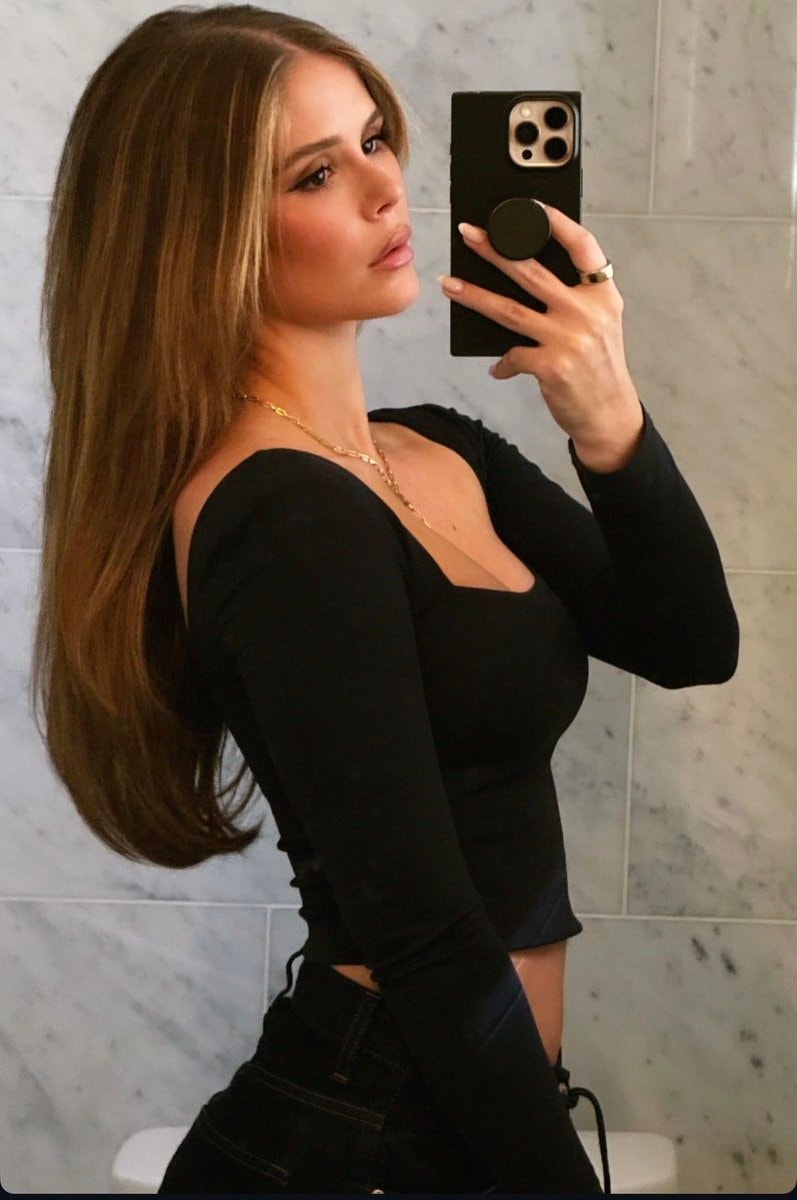 Erin Moriarty mirror selfie Erin Moriarty mirror selfie