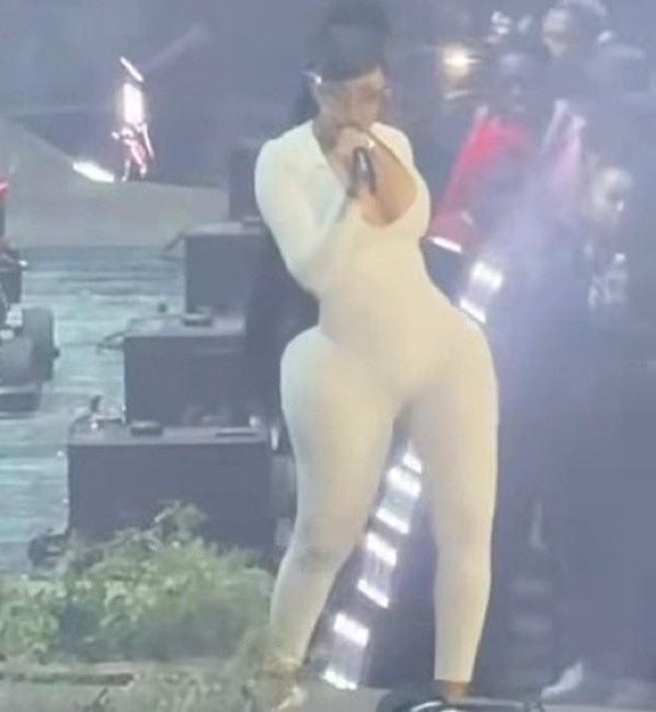 Cardi B stage performance BBL criticism (photo 2 of 2)