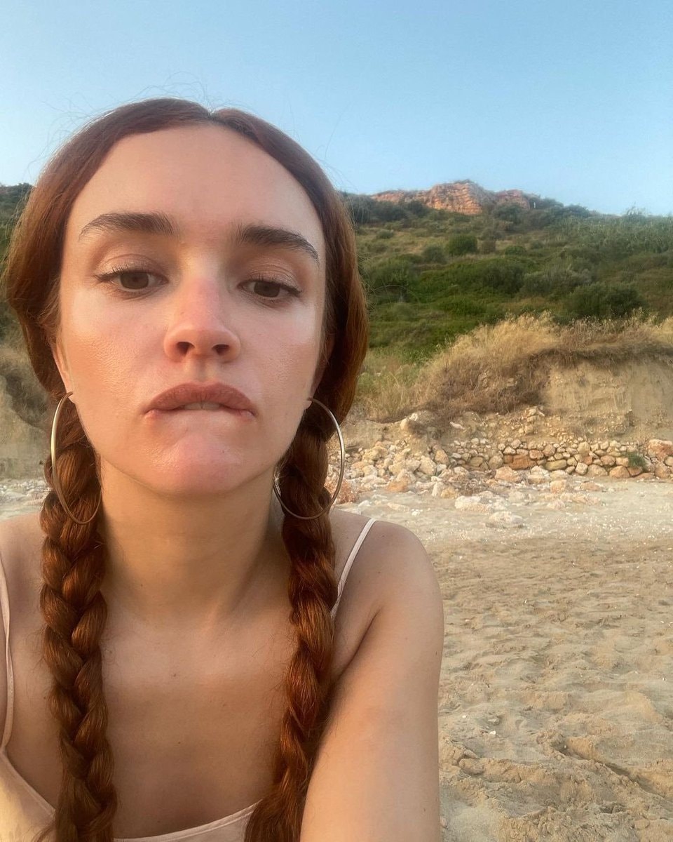 Olivia Cooke beach moment (photo 1 of 2) Olivia Cooke beach moment (photo 1 of 2)