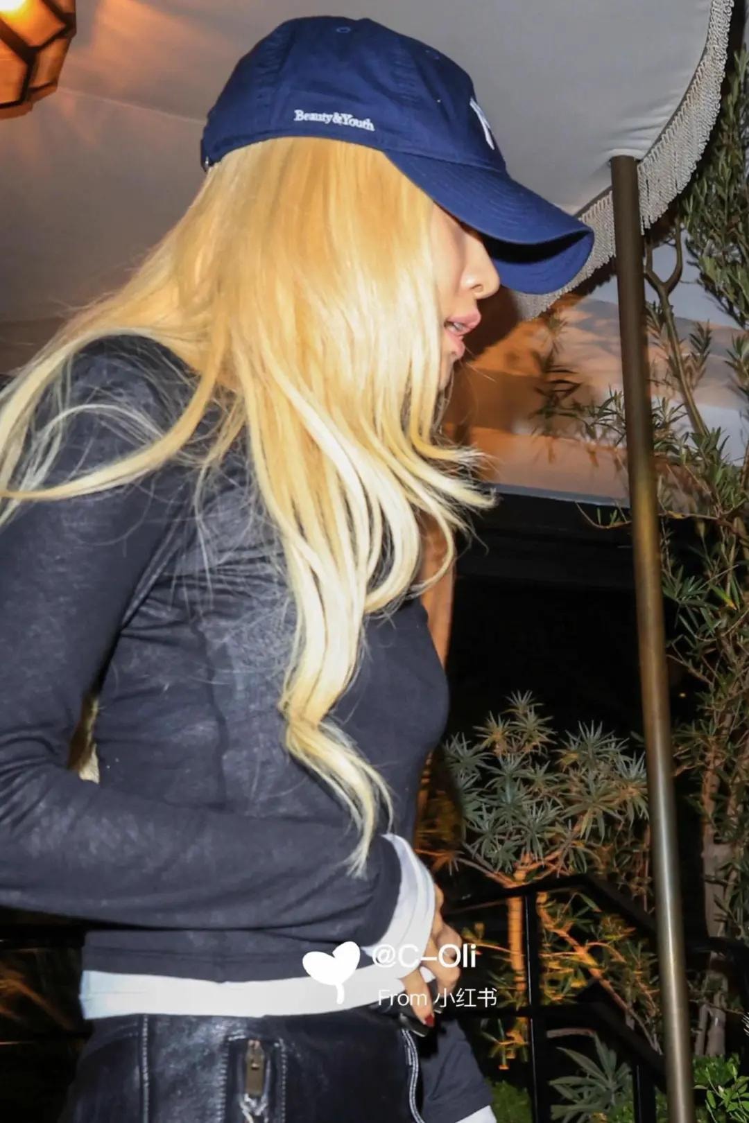 ROSÉ in West Hollywood (photo 3 of 4)