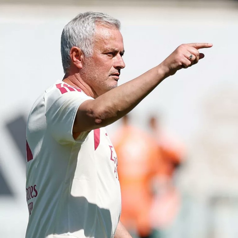 Jose Mourinho pointing in Emirates shirt