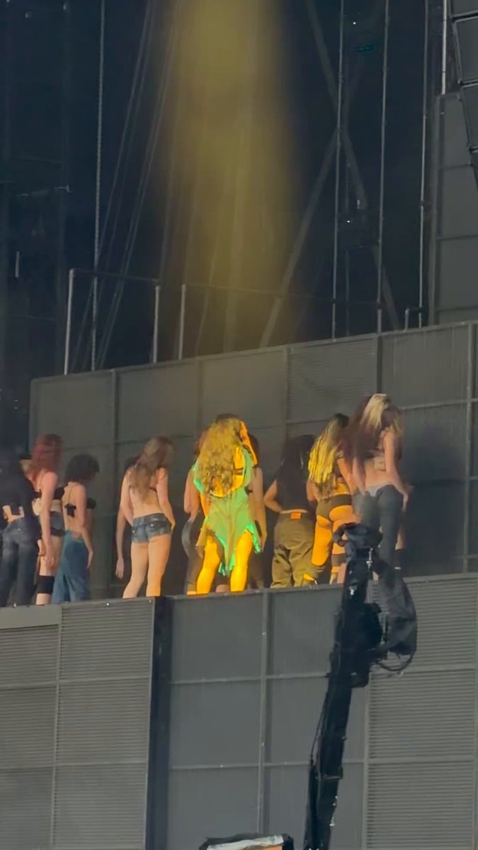 Charli XCX pink diamond Reading Festival