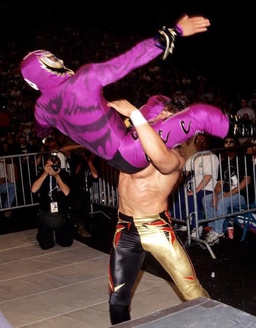 Rey Mysterio vs Eddie Guerrero WCW Halloween Havoc (photo 2 of 4)
