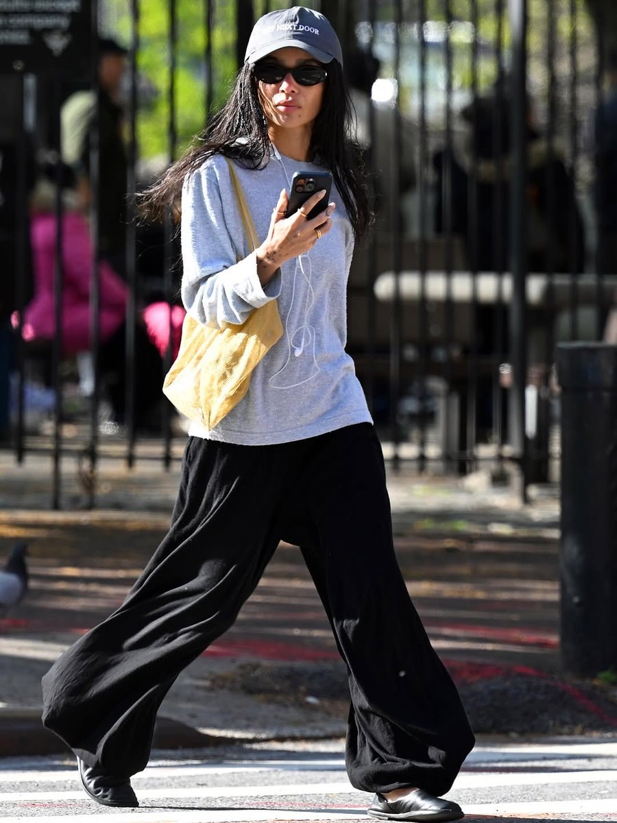 Zoë Kravitz wearing engagement ring in New York City (photo 2 of 2)
