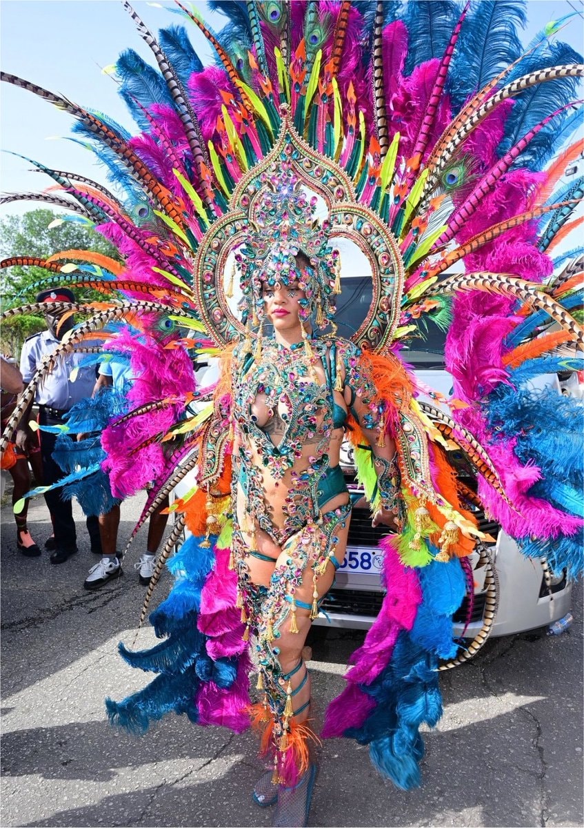 carnival glam sister moment (photo 2 of 2)