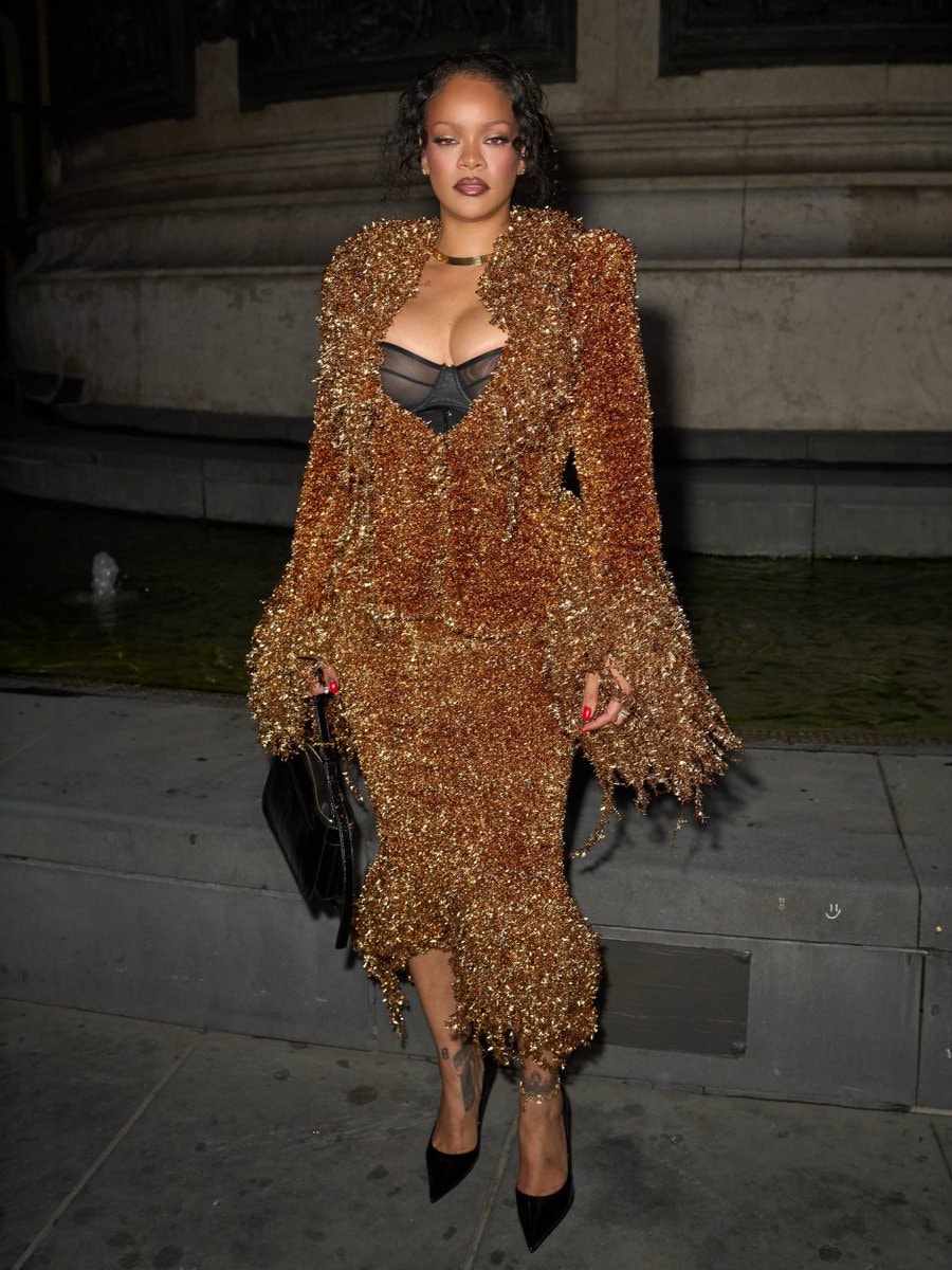 Rihanna at Matières Fécales SS27 show (photo 4 of 4)