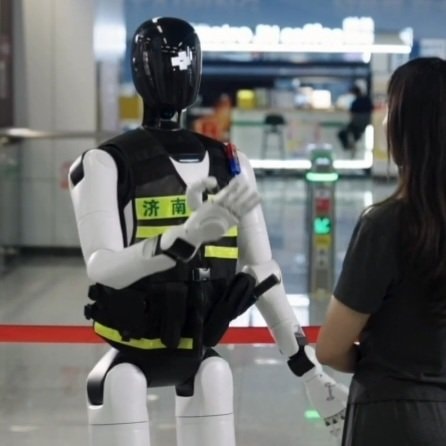 Robots in China metro stations (photo 2 of 2)