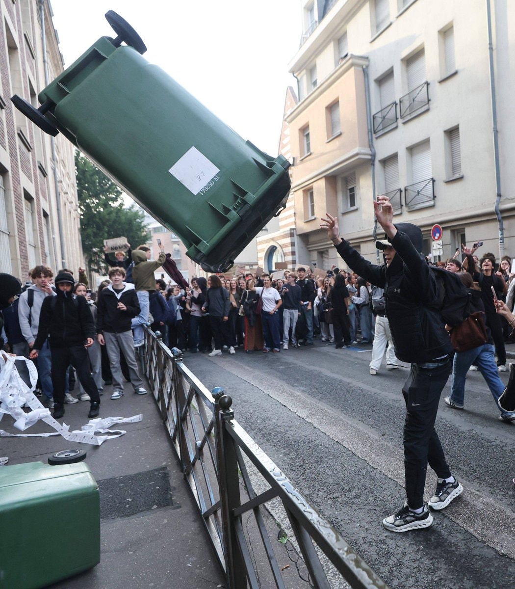 French student protests school closures (photo 2 of 2)