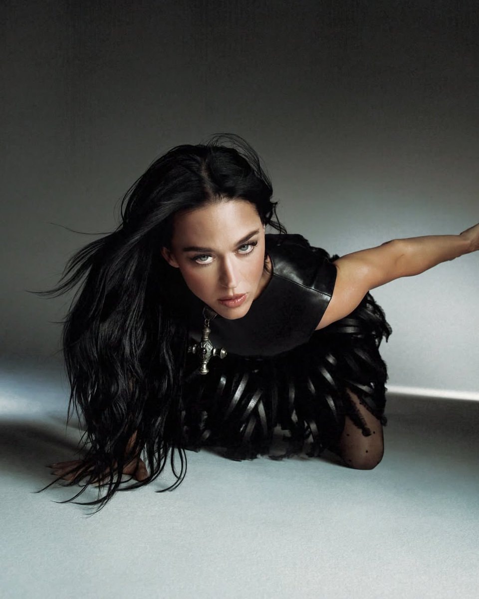 Katy Perry Watch It Burn promo (photo 2 of 2)