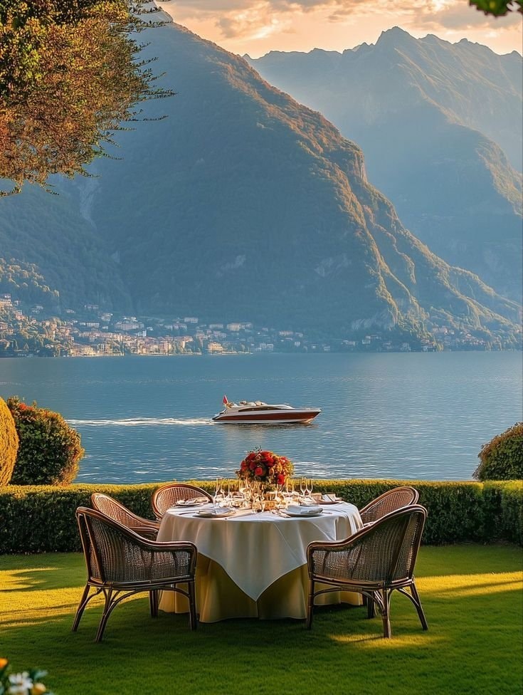 Lake Como dining table
