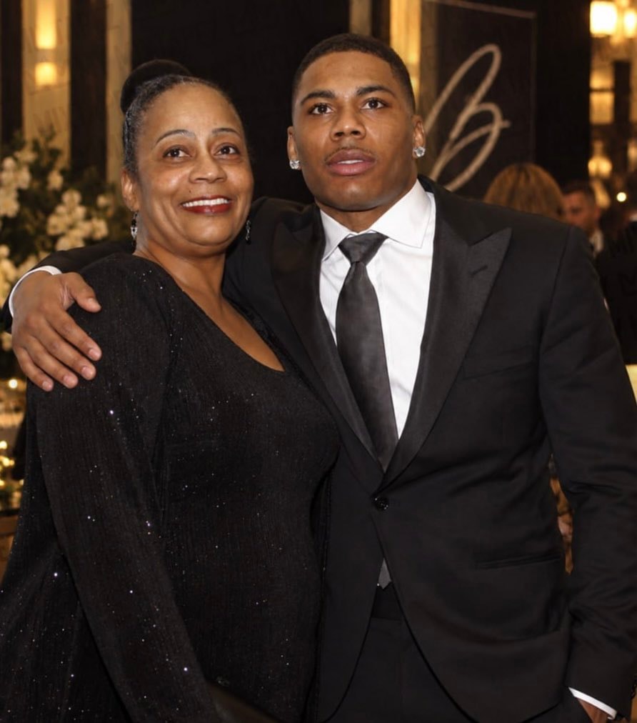 Nelly and his mother at formal event