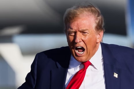 Trump threatens Oman diplomat (photo 1 of 2)
