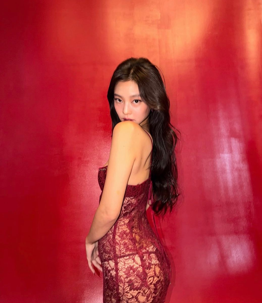 Jennie Cosmopolitan Magazine feature (photo 4 of 4)