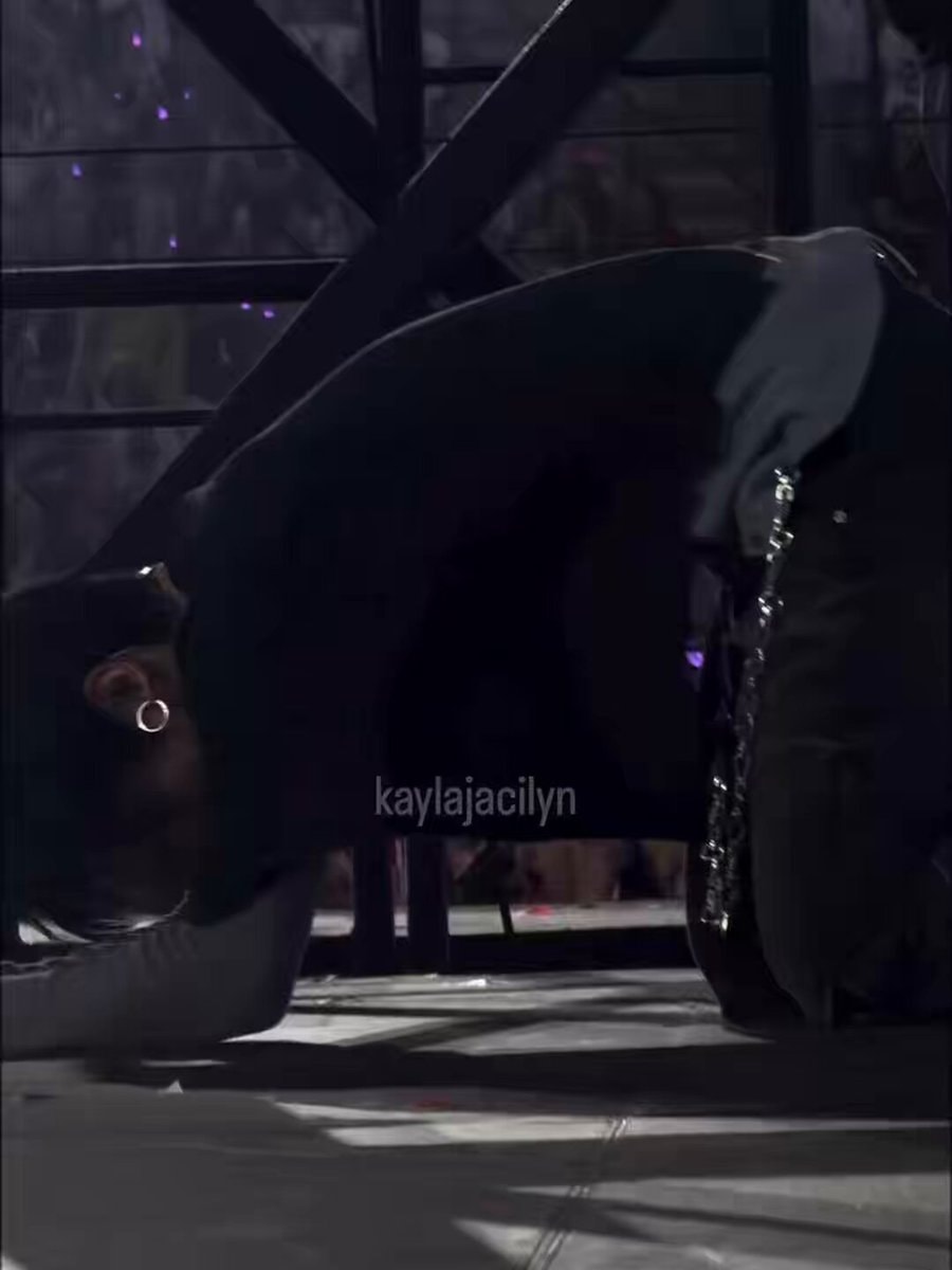 Jungkook bows For Youth live