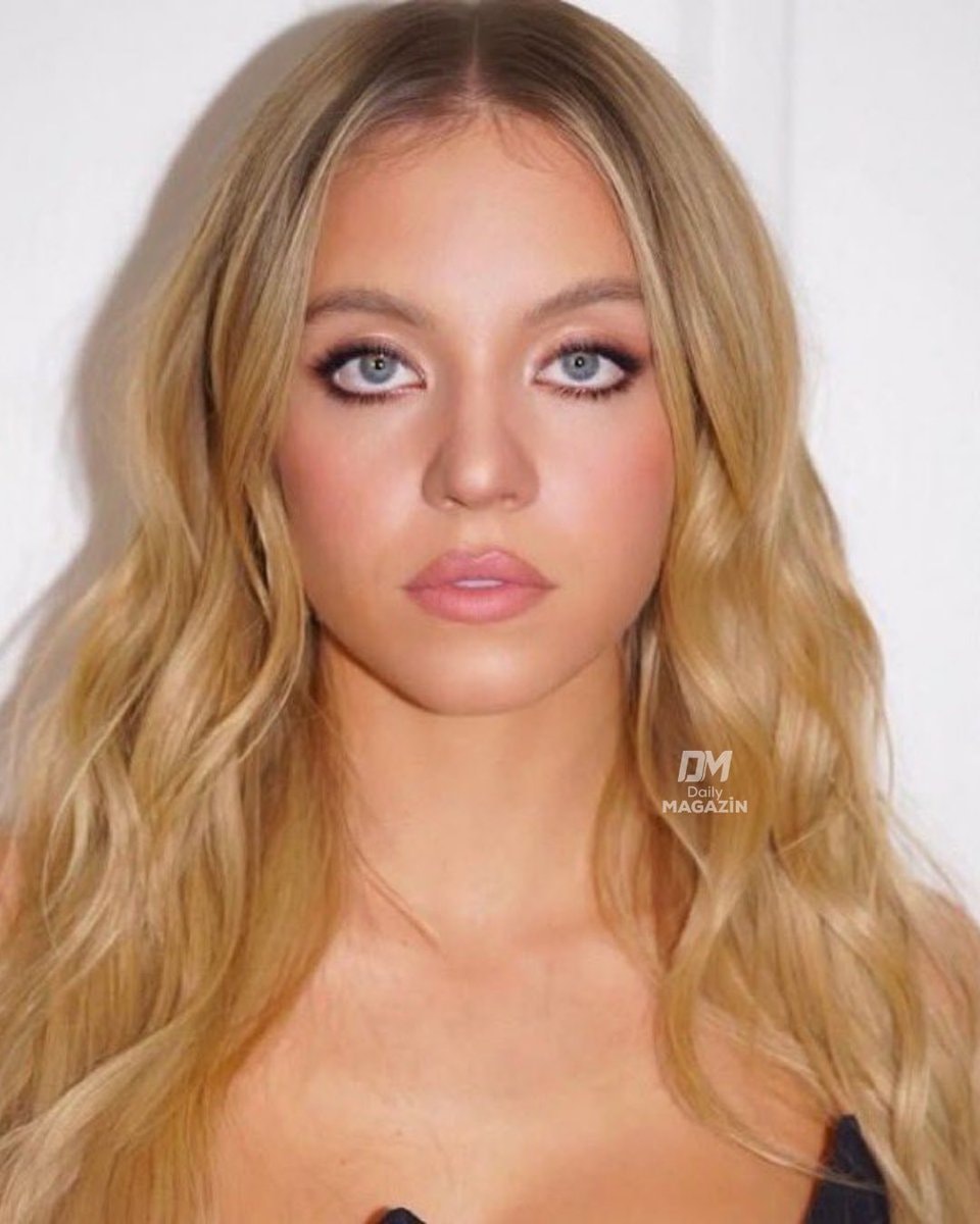 Sydney Sweeney blonde pose controversy