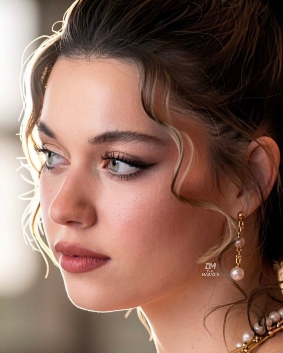 Afra Saraçoğlu close-up