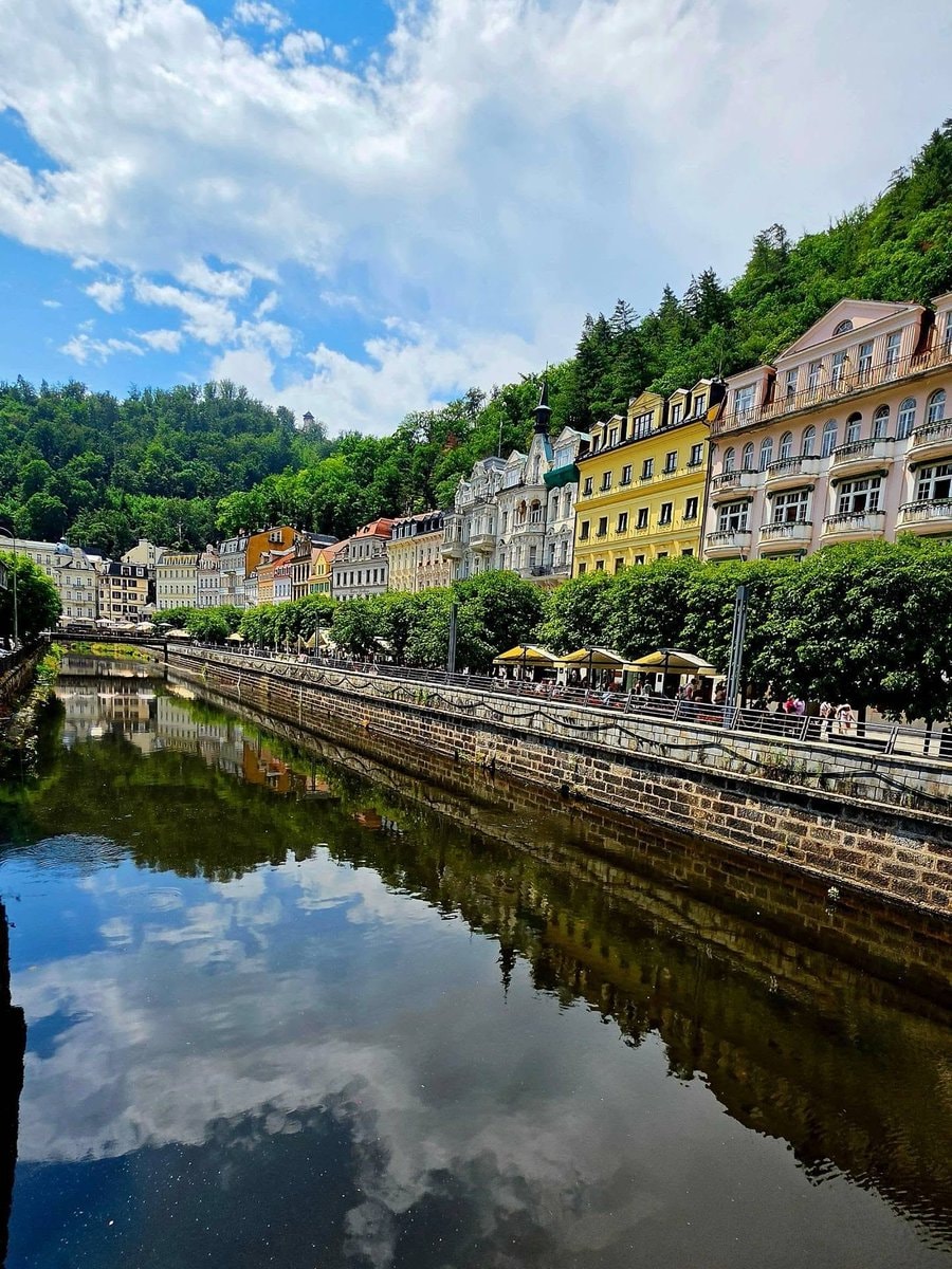 Karlovy Vary canal scene (photo 1 of 4)