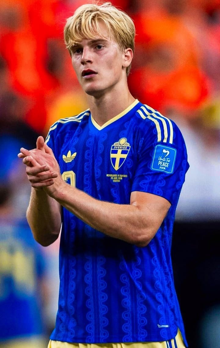 Barcelona and Napoli eye Lucas Bergvall